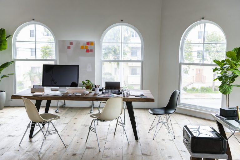 Bureau design : comment créer un espace de travail à la fois esthétique, ergonomique et inspirant ?