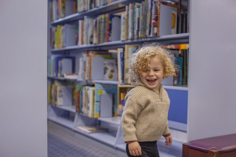 Bibliothèque enfant : créer un coin lecture aussi joli que pratique