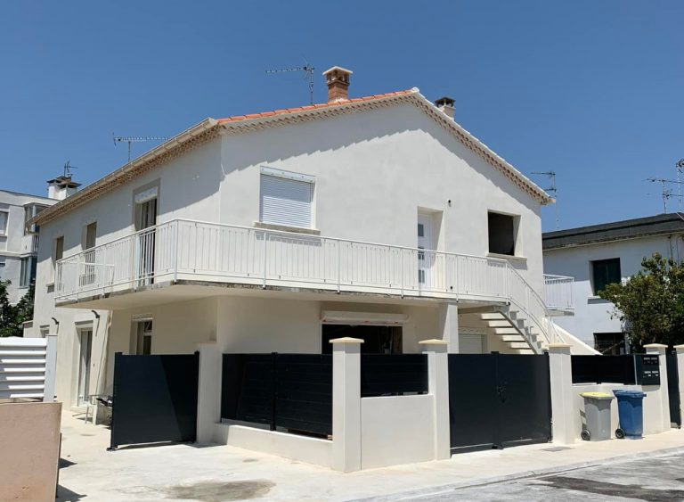 Le charme des façades claires des maisons méditerranéennes